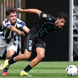David Rguez en un balón dividido (LA LIGA)