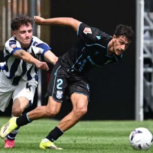 David Rguez en un balón dividido (LA LIGA)