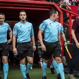 Abraham Domínguez, junto al equipo arbitral, antes del Sporting - Sabadell (LALIGA).