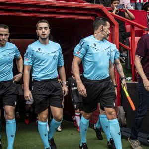 Abraham Domínguez, junto al equipo arbitral, antes del Sporting - Sabadell (LALIGA).
