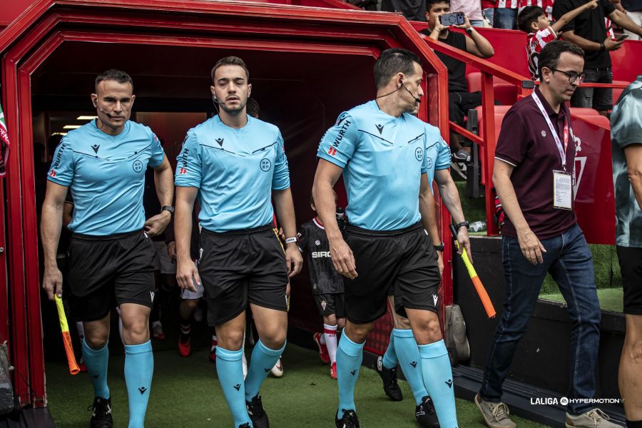 Abraham Domínguez, junto al equipo arbitral, antes del Sporting - Sabadell (LALIGA).