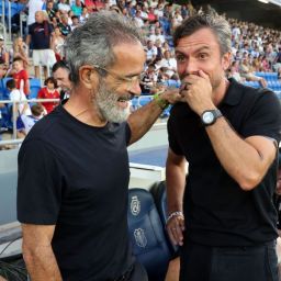 Rubén Albés charla con Cervera antes del partido (LALIGA).