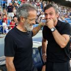 Rubén Albés charla con Cervera antes del partido (LALIGA).