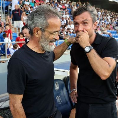 Rubén Albés charla con Cervera antes del partido (LALIGA).