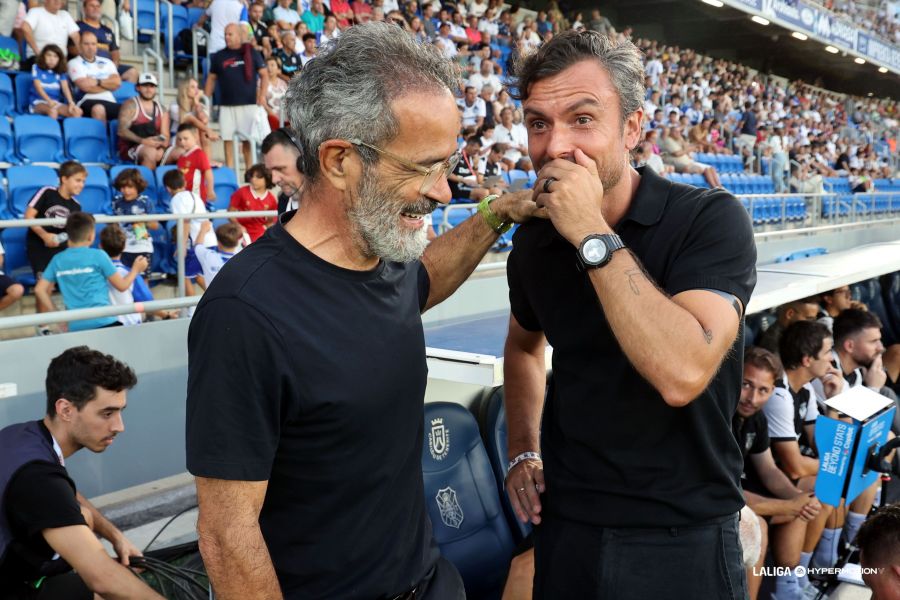 Rubén Albés charla con Cervera antes del partido (LALIGA).