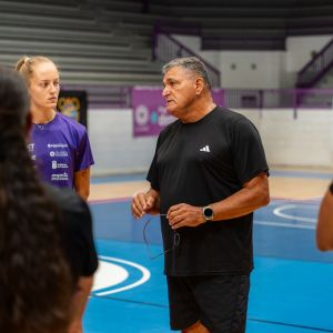 Ambrosio González, dirigiendo un entrenamiento (CEDIDA).