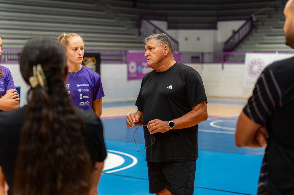 Ambrosio González, dirigiendo un entrenamiento (CEDIDA).