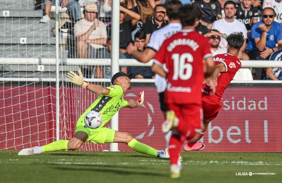 Acción del Burgos - Real Sociedad B (LALIGA).