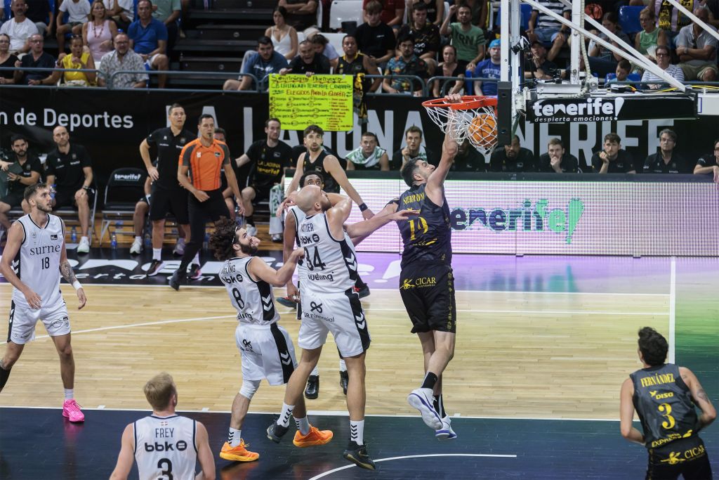 Shermadini mete una canasta (EMILIO COBOS/CB CANARIAS).