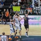Shermadini mete una canasta (EMILIO COBOS/CB CANARIAS).