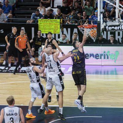 Shermadini mete una canasta (EMILIO COBOS/CB CANARIAS).