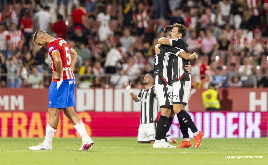 Los jugadores del Castellón celebran en Montilivi (LALIGA).