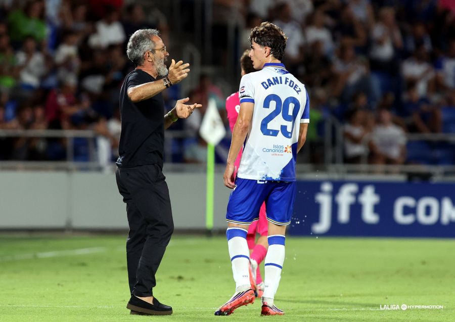 Cervera dando instrucciones (LALIGA).
