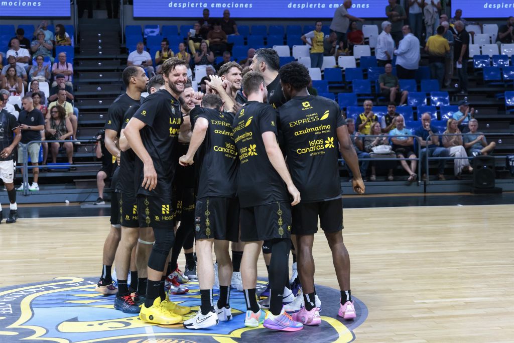 Los jugadores de La Laguna Tenerife hacen piña (CB CANARIAS).