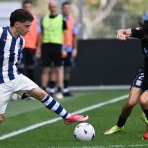Juanjo Sánchez pelea por un balón (LALIGA).