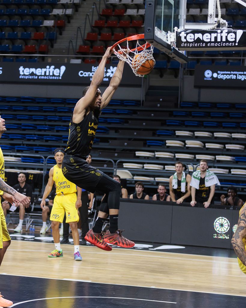 Una acción del La Laguna Tenerife- CB Gran Canaria de pretemporada 26-27 (EMILIO COBOS - CB CANARIAS)