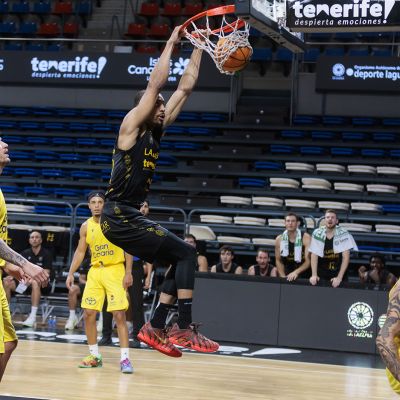 Una acción del La Laguna Tenerife- CB Gran Canaria de pretemporada 26-27 (EMILIO COBOS - CB CANARIAS)