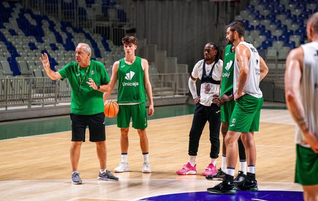 Vidorreta dando instrucciones (@UNICAJACB).