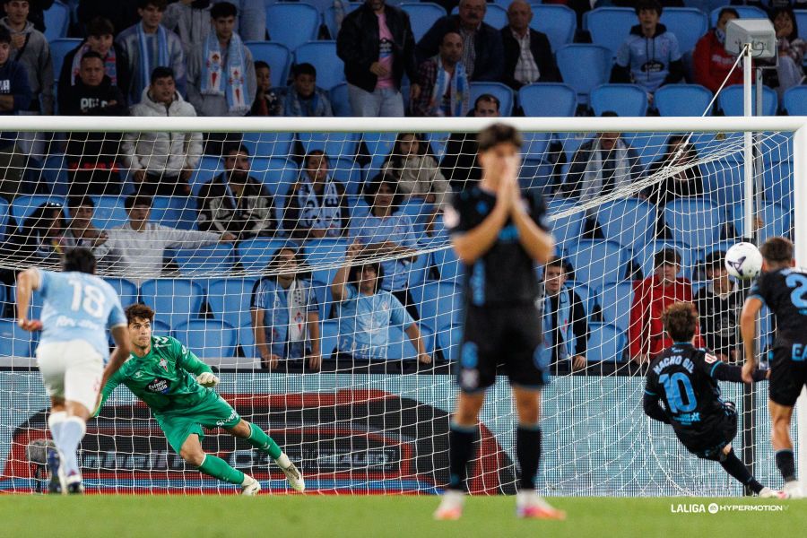 Nacho Gil se resbala antes de tirar el penalti (LALIGA).