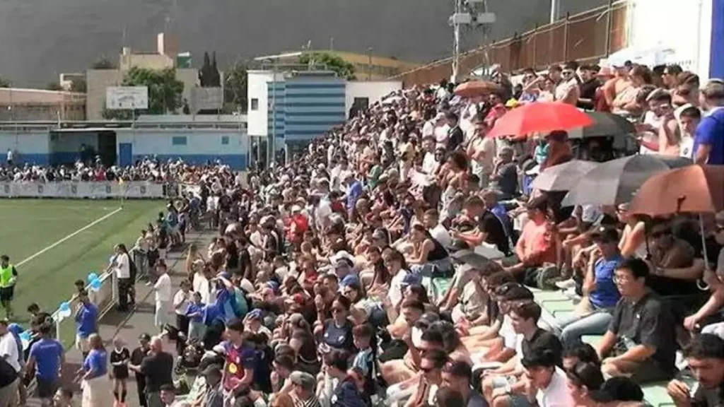 Aspecto de la grada del campo de Tasagaya antes de comenzar el partido (TELEVISIÓN CANARIA)