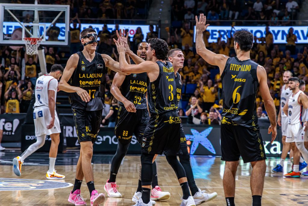 Los jugadores de La Laguna Tenerife celebran (@CB1939CANARIAS).
