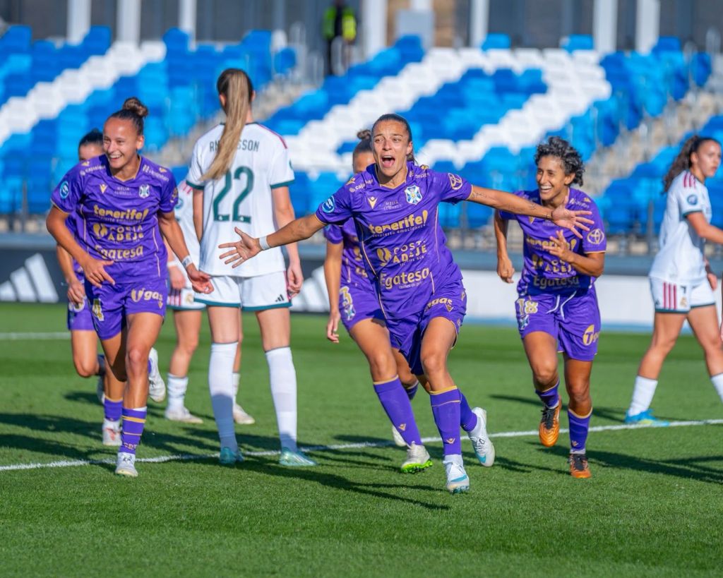 Celebración de un gol del al Real Madrid (CD TENERIFE FEMENINO)