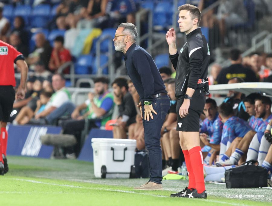 Cervera durante el Tenerife- Girona (LA LIGA)