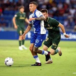 César conduce un balón (LALIGA).