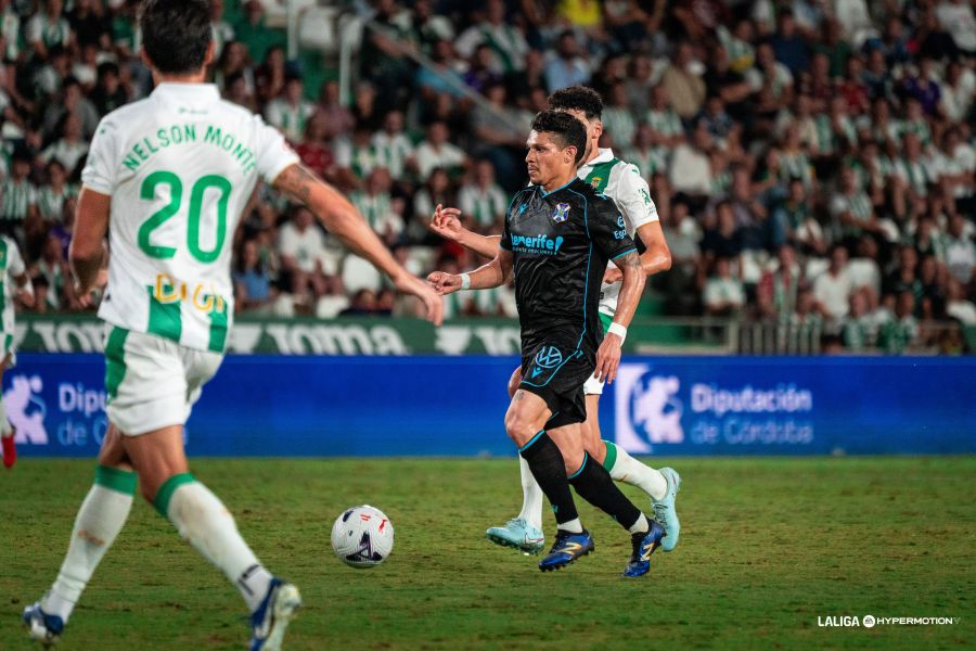 Fabricio conduce un balón (LALIGA).