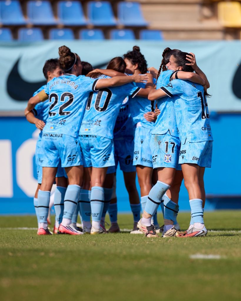 Las jugadoras del Tenerife Femenino festejan uno de los goles (@CDTFEMENINO).