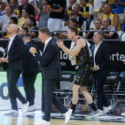 Jaka Lakovic en el banquillo (CB CANARIAS)