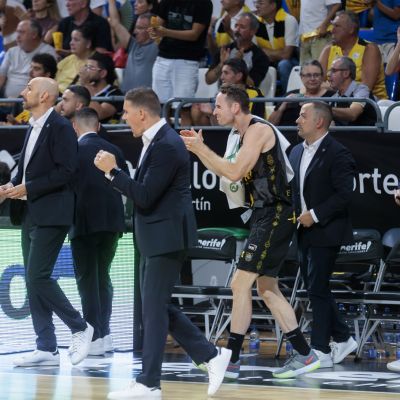 Jaka Lakovic en el banquillo (CB CANARIAS)