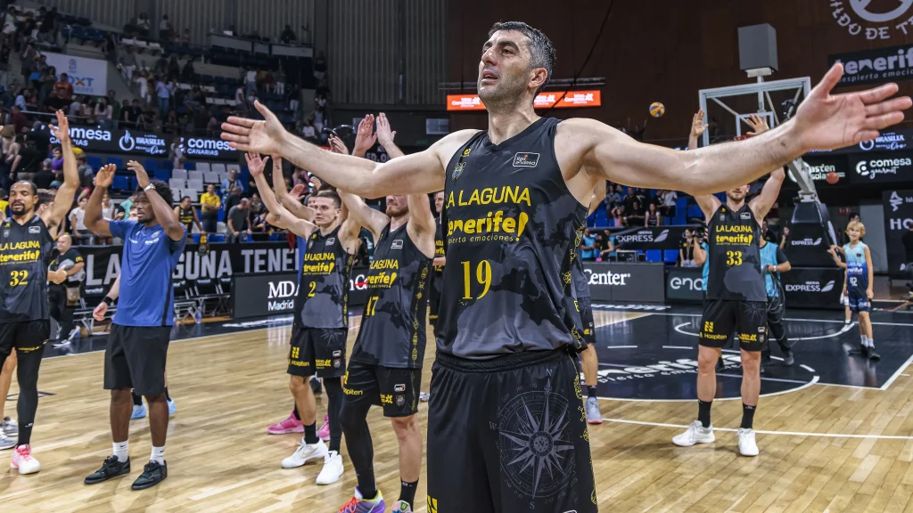 Jugadores de La Laguna Tenerife celebrando el triunfo ante Obradoiro (ACB PHOTO - EMILIO COBOS)