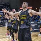 Jugadores de La Laguna Tenerife celebrando el triunfo ante Obradoiro (ACB PHOTO - EMILIO COBOS)