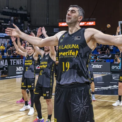 Jugadores de La Laguna Tenerife celebrando el triunfo ante Obradoiro (ACB PHOTO - EMILIO COBOS)