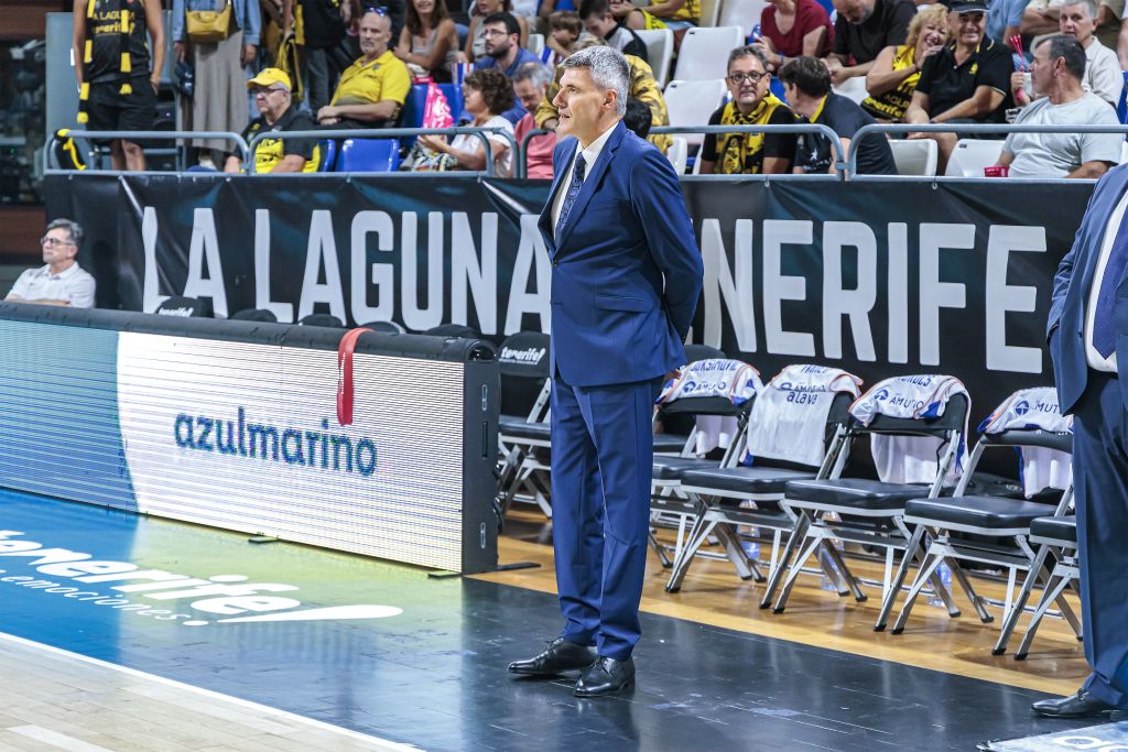 Velimir Perasovic en el La Laguna Tenerife- Baskonia (EMILIO COBOS - ACB PHOTO)
