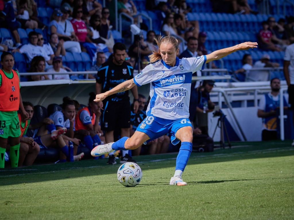 Un partido del Tenerife femenino en el Heliodoro (CD TENERIFE FEMENINO)