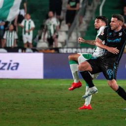 Gerard Valentín pugnando un balón (LA LIGA)