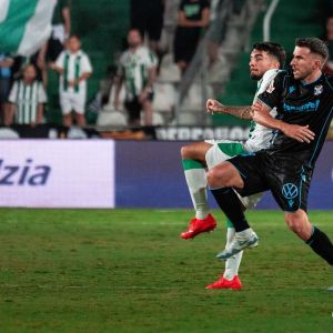 Gerard Valentín pugnando un balón (LA LIGA)