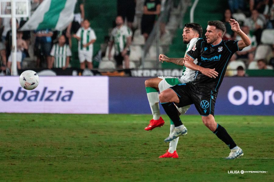 Gerard Valentín pugnando un balón (LA LIGA)